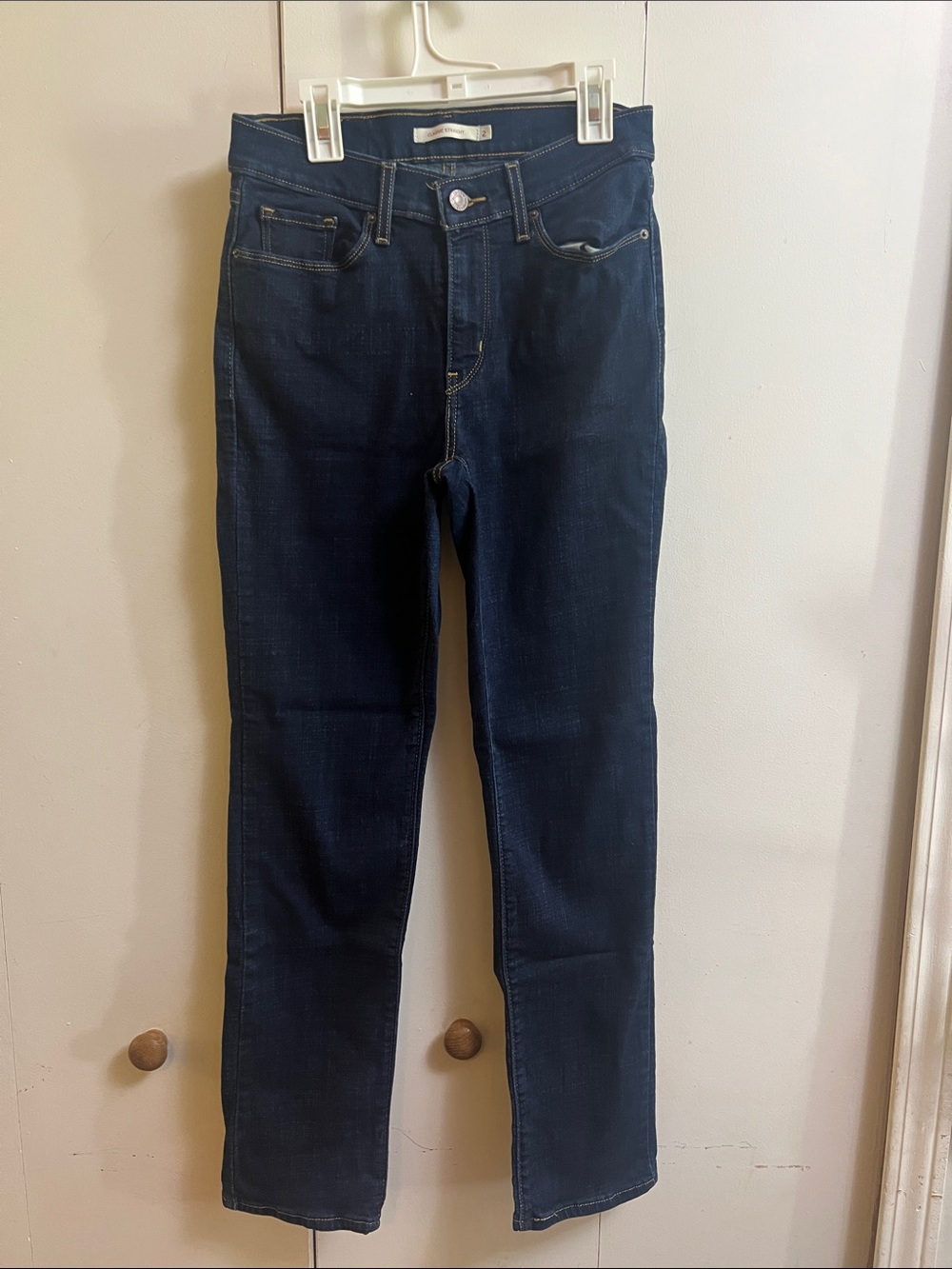 Straight Leg Women's Levi Jeans in Dark Blue Size 2